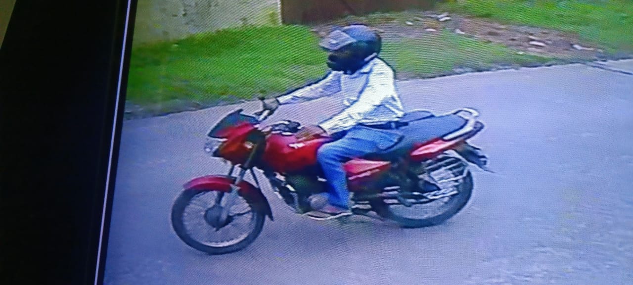 महिला से दिनदहाड़े चेन स्नैचिंग, सीसीटीवी में कैद महिला से दिनदहाड़े चेन स्नैचिंग, सीसीटीवी में कैद