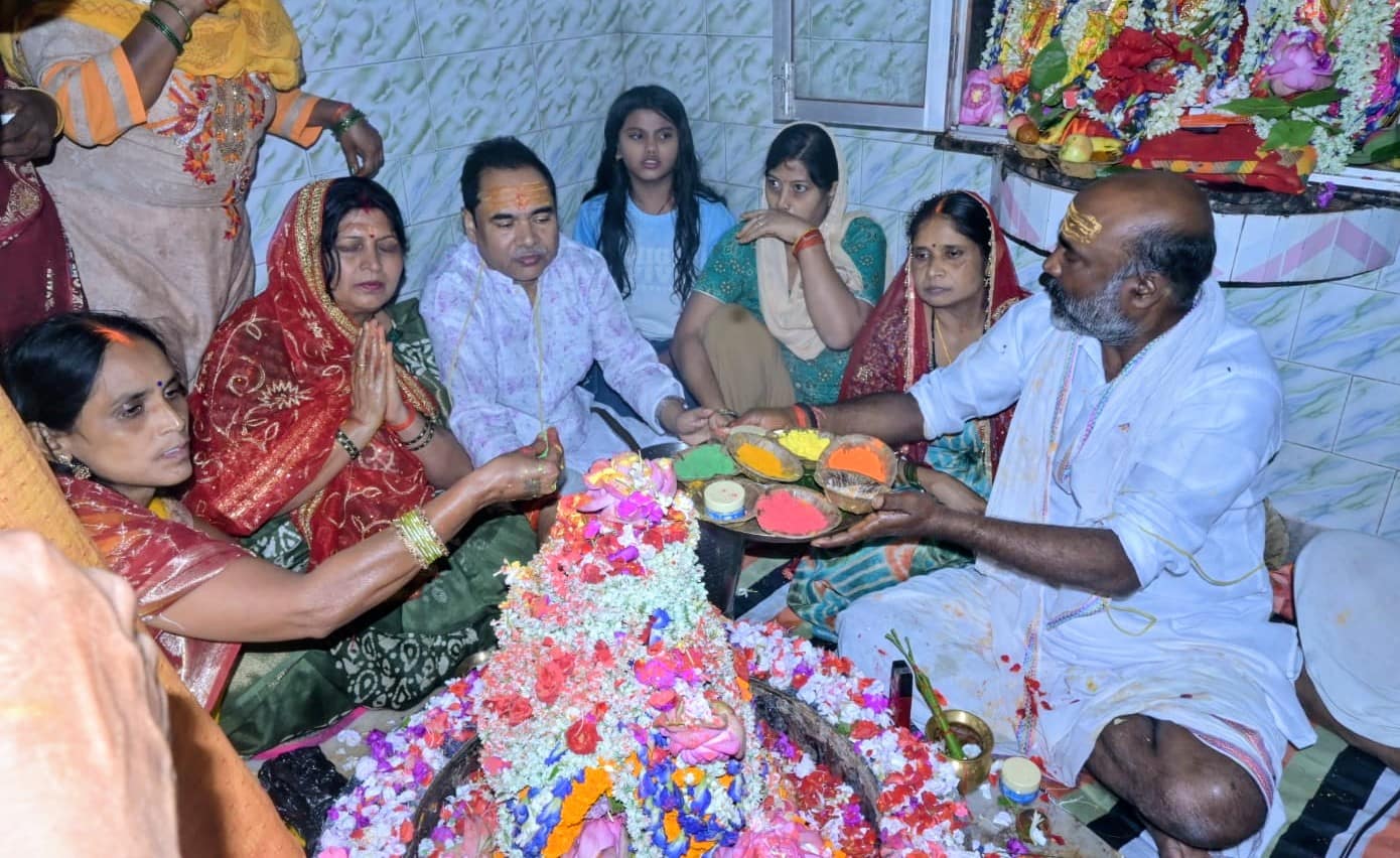 नगरखारा में हुआ रुद्राभिषेक, विधायक डॉ नीरा यादव भी शामिल हुईं