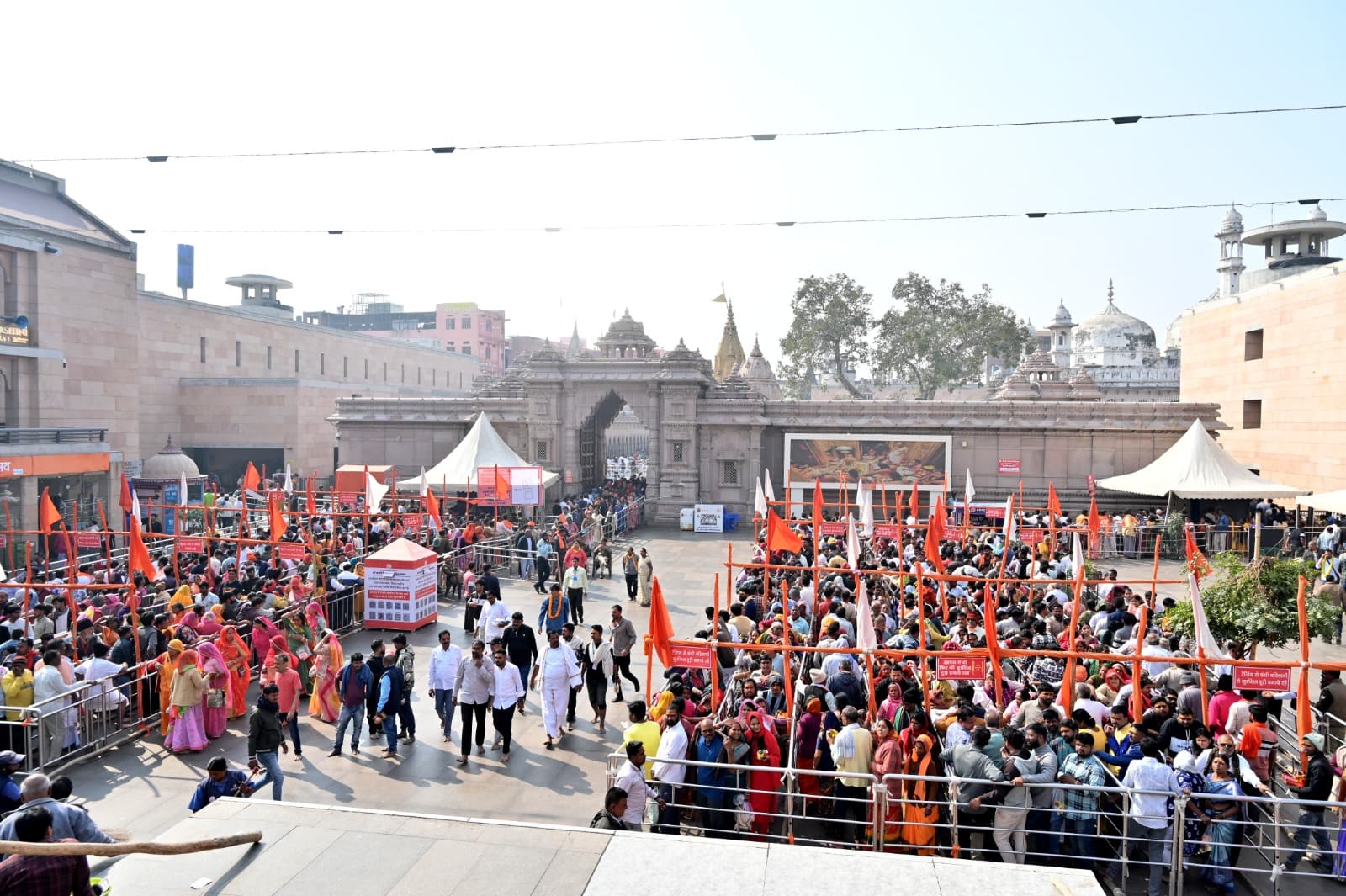 मौनी अमवस्या : श्री काशी विश्वनाथ मंदिर में दर्शन के लिए उमड़ा जनसैलाब, लगी लम्बी कतार