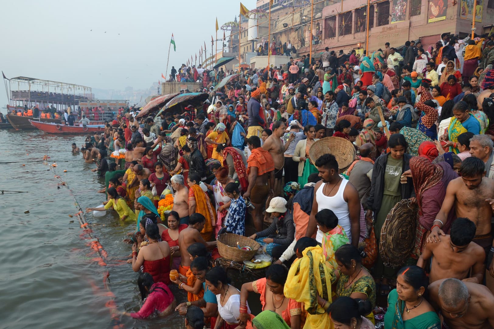 मौनी अमावस्या : काशी नगरी में लाखों श्रद्धालुओं ने लगाई गंगा में आस्था की डुबकी, दानपुण्य