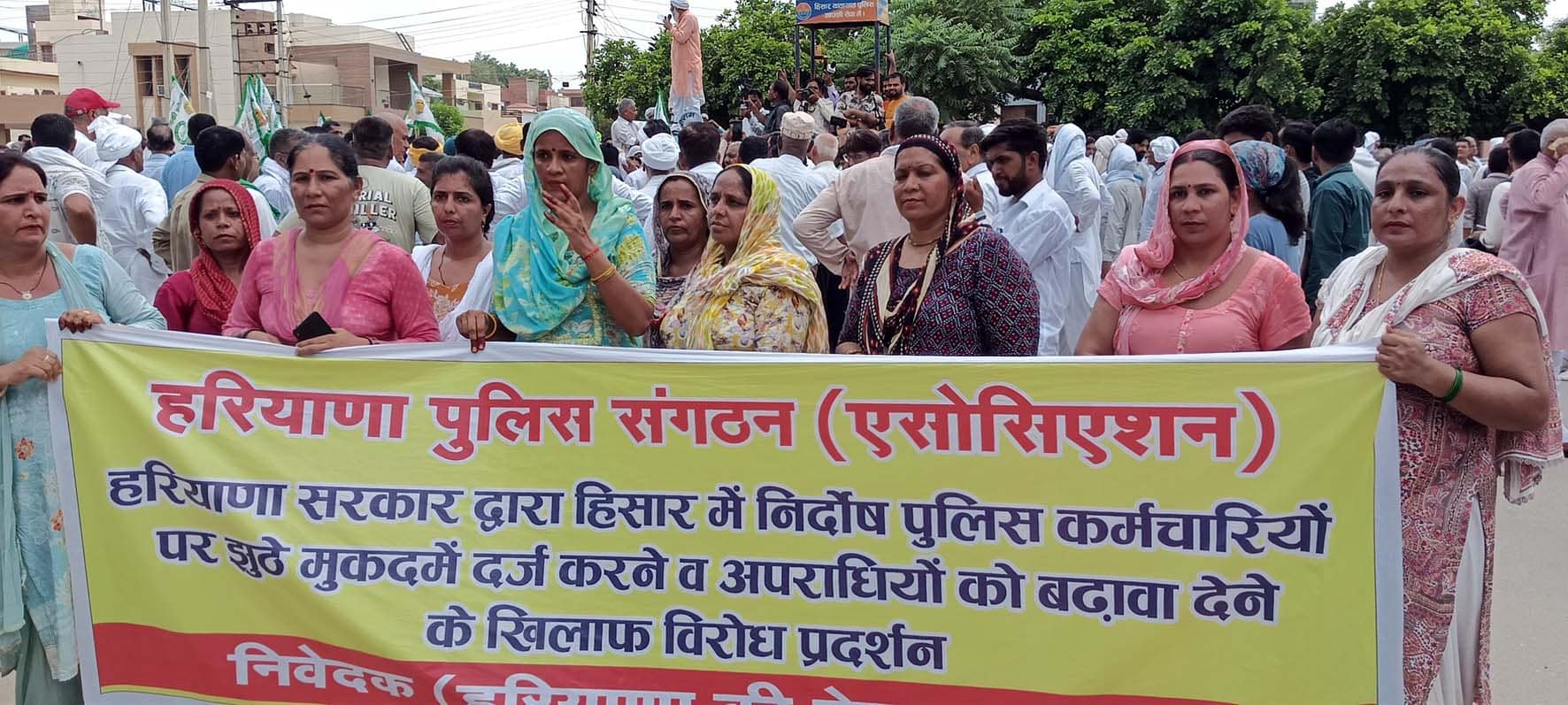 हिसार : पुलिस कर्मचारियों पर केस दर्ज करने से गुस्साए नागरिक, किया प्रदर्शन