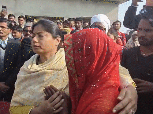 पल्लवी पटेल ने अधिकारी को धमकाया