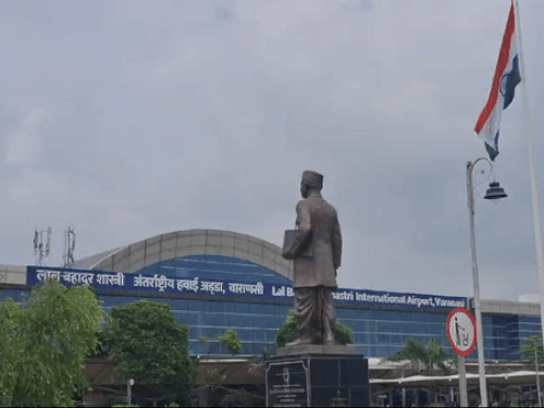 यूपी की बड़ी खबरें-:वाराणसी में यात्री ने बेंगलुरू फ्लाइट का इमरजेंसी गेट खोला, रनवे से वापस लाया गया विमान