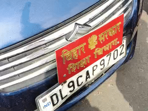 लाइब्रेरियन कैंडिडेट्स का प्रदर्शन, 17 साल से नहीं निकली वैकेंसी:पटना के कारगिल चौक पर पुलिस ने रोका; CM हाउस घेरने निकले हैं अभ्यर्थी