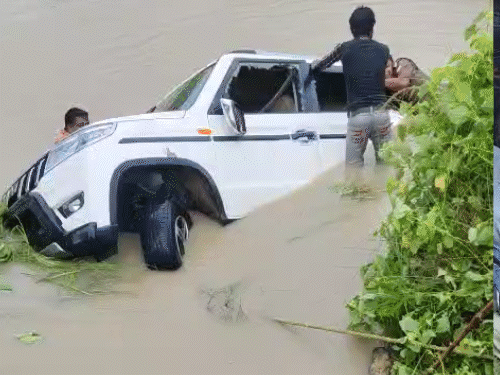 गोंडा में बोलेरो नहर में गिरी, 12 की मौत:गाड़ी में छटपटाते रहे, बाहर नहीं निकल पाए; एक परिवार के 9 लोग