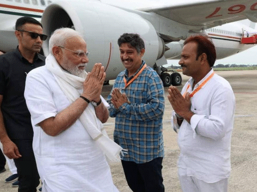 काशी में मोदी ने कहा- चाय पिलाते रहिए:पहली बार PM को रिसीव करने पहुंचे चाय, पान, मिठाईवाले; ये 5 आम आदमी कौन? काशी में मोदी ने कहा- चाय पिलाते रहिए:पहली बार PM को रिसीव करने पहुंचे चाय, पान, मिठाईवाले; ये 5 आम आदमी कौन?