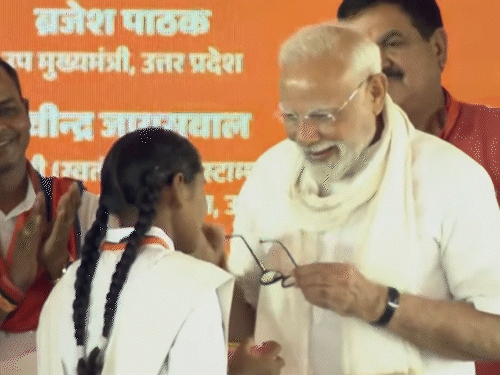 ‘माइ नेम इज बबली, अब मैं आपको देख सकती हूं’:PM ने बबली को चश्मा पहनाया, क्रिकेटर विकास से बोले- आगे बढ़ो, हम तुम्हारे साथ