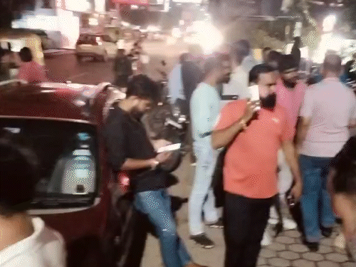 साकची में पार्किंग में खड़ी दो कारों से चोरी:टीवीएस शोरूम के पास खड़ी गाड़यों ने नकद व सामान गायब, पुलिस जांच में जुटी साकची में पार्किंग में खड़ी दो कारों से चोरी:टीवीएस शोरूम के पास खड़ी गाड़यों ने नकद व सामान गायब, पुलिस जांच में जुटी