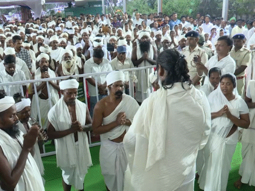 शिबू सोरेन का श्राद्ध-कर्म, भोज में एक लाख लोग पहुंचेंगे:नेमरा में 4 हेलीपैड बने, 15 अगस्त को दशकर्म और 16 को संस्कार भोज होगा शिबू सोरेन का श्राद्ध-कर्म, भोज में एक लाख लोग पहुंचेंगे:नेमरा में 4 हेलीपैड बने, 15 अगस्त को दशकर्म और 16 को संस्कार भोज होगा