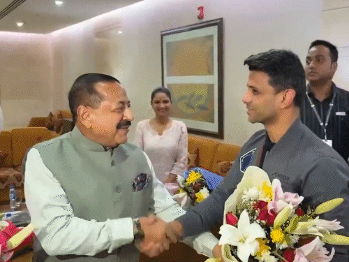 एस्ट्रोनॉट शुभांशु दिल्ली पहुंचे, पीएम से मिलेंगे:एयरपोर्ट पर मंत्री जितेंद्र सिंह ने स्वागत किया; लखनऊ में मां बोलीं- बेटे का बेसब्री से इंतजार एस्ट्रोनॉट शुभांशु दिल्ली पहुंचे, पीएम से मिलेंगे:एयरपोर्ट पर मंत्री जितेंद्र सिंह ने स्वागत किया; लखनऊ में मां बोलीं- बेटे का बेसब्री से इंतजार