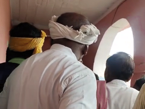 बक्सर के स्कूल में स्टूडेंट की पिटाई:परिजनों ने किया सड़क जाम, स्कूल एडमिनिस्ट्रेशन पर लगाया लापरवाही का आरोप बक्सर के स्कूल में स्टूडेंट की पिटाई:परिजनों ने किया सड़क जाम, स्कूल एडमिनिस्ट्रेशन पर लगाया लापरवाही का आरोप