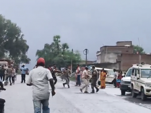 बोकारो में किसानों का प्रदर्शन:झड़प में थाना प्रभारी समेत कई घायल, स्टील प्लांट के गंदे पानी से खेत बर्बाद होने का आरोप बोकारो में किसानों का प्रदर्शन:झड़प में थाना प्रभारी समेत कई घायल, स्टील प्लांट के गंदे पानी से खेत बर्बाद होने का आरोप