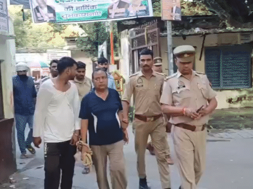 मेरठ में फौजी को पीटने वाले कौन?:टोल प्लाजा पर दोनों हाथ बांधकर पीटते रहे, वीडियो में कैद हुई हरकत; 7 आरोपी पकड़े गए मेरठ में फौजी को पीटने वाले कौन?:टोल प्लाजा पर दोनों हाथ बांधकर पीटते रहे, वीडियो में कैद हुई हरकत; 7 आरोपी पकड़े गए