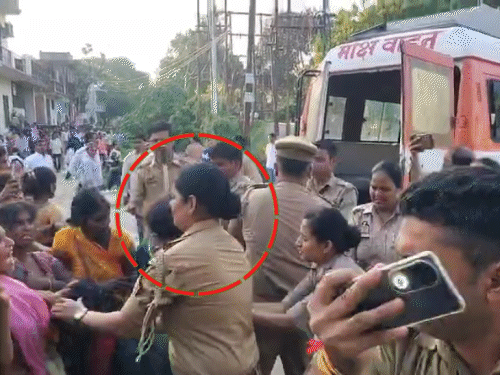कन्नौज में महिलाओं ने थानाध्यक्ष को चप्पलों से पीटा, हंगामा:युवक की मौत पर सड़क जाम किया; पथराव कर पुलिसकर्मियों को खदेड़ा