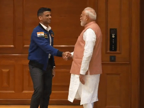 PM मोदी को शुभांशु शुक्ला ने दिया खास तोहफा:अंतरिक्ष की तस्वीरें दिखाई; VIDEO में मुलाकात की पूरी कहानी