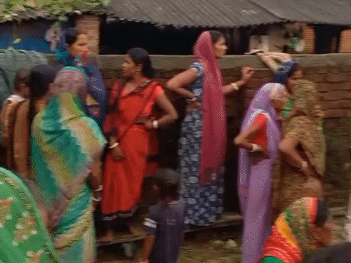 जामताड़ा में संदिग्ध हालात में मिला विवाहिता का शव:कमरे में खुद को किया था बंद, मायके वालों का आरोप-हत्या हुई, पति गिरफ्तार जामताड़ा में संदिग्ध हालात में मिला विवाहिता का शव:कमरे में खुद को किया था बंद, मायके वालों का आरोप-हत्या हुई, पति गिरफ्तार