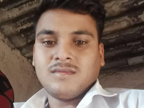 चतरा में अनियंत्रित बाइक पेड़ से टकराई:हादसा इतना भीषण की मौके पर मरा युवक, बाइक पूरी तरह हुई क्षतिग्रस्त चतरा में अनियंत्रित बाइक पेड़ से टकराई:हादसा इतना भीषण की मौके पर मरा युवक, बाइक पूरी तरह हुई क्षतिग्रस्त
