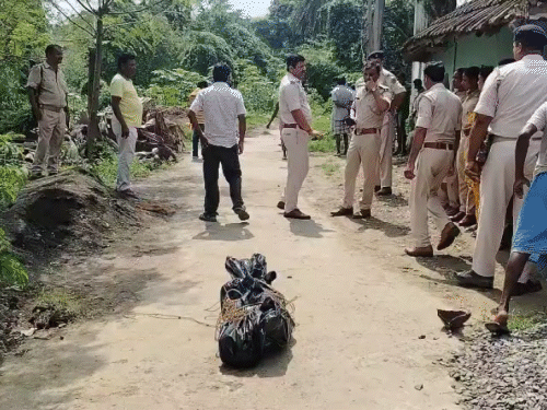 साहिबगंज में मां, बेटी और दामाद की हत्या:जमीन विवाद में पड़ोसी ने रॉड से वार कर किया मर्डर, थाना में जाकर किया सरेंडर साहिबगंज में मां, बेटी और दामाद की हत्या:जमीन विवाद में पड़ोसी ने रॉड से वार कर किया मर्डर, थाना में जाकर किया सरेंडर