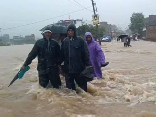 चतरा में बारिश ने मचाई तबाही, तीन की मौत:पांच प्रखंड के कई गांव में घुसा बाढ़ का पानी, सड़कें जलमग्न; सब्जी की खेती हुई बर्बाद