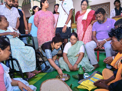 दिशोम गुरु का तीन कर्मा संपन्न, 15 को होगा दशकर्म:बन रहे पंडाल, तालाब की साफ-सफाई; पार्किंग की भी हो रही व्यवस्था