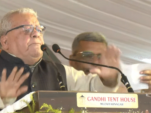 CM योगी के सामने पूर्व गवर्नर कलराज मिश्र नाराज:बोले- ये पर्ची किसने दी? कल्याण सिंह से मेरे संबंध गहरे, आज बोलने से रोकना मत