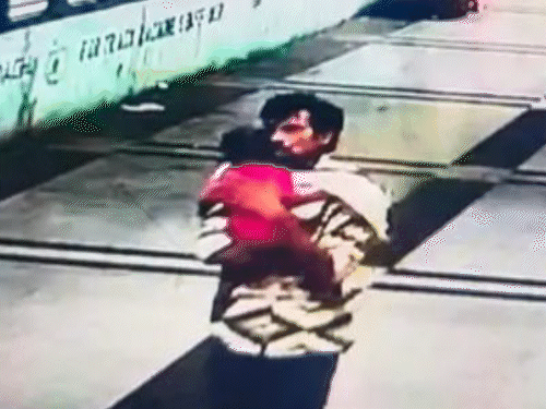मथुरा जंक्शन से बच्ची चोरी:मां टॉयलेट गई थी, 2 मिनट बाद लौटी तो बेटी गायब मिली; आरोपी CCTV में कैद