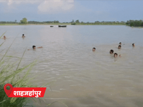 नदी में बहा युवक, 22 घंटे पेड़ पर बैठा रहा:शाहजहांपुर में बाइक सवार परिवार बहा, आज 20 जिलों में अलर्ट नदी में बहा युवक, 22 घंटे पेड़ पर बैठा रहा:शाहजहांपुर में बाइक सवार परिवार बहा, आज 20 जिलों में अलर्ट