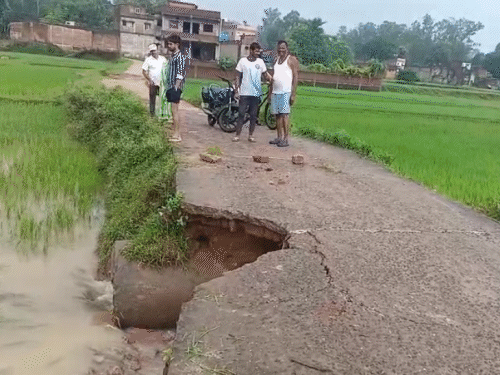 गिरिडीह में लगातार बारिश से बह गई सड़क:सरिया के नीमाटांड़ गांव की पीसीसी सड़क क्षतिग्रस्त, ग्रामीणों ने श्रमदान से बनाई थी रोड