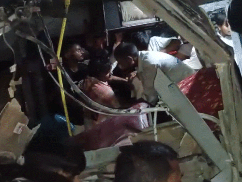 जौनपुर में बस और ट्रक की टक्कर, 5 की मौत:24 घायल; टक्कर से पहले बस से कूदा ड्राइवर, मोबाइल पर बात कर रहा था जौनपुर में बस और ट्रक की टक्कर, 5 की मौत:24 घायल; टक्कर से पहले बस से कूदा ड्राइवर, मोबाइल पर बात कर रहा था