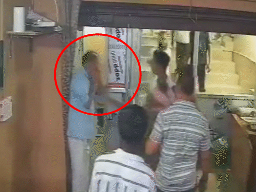 भगवा कपड़े में नॉनवेज खा रहे युवक को पीटा:लखनऊ के रेस्टोरेंट में चिकन खाता देखकर लोग भड़के, CCTV में घटना कैद