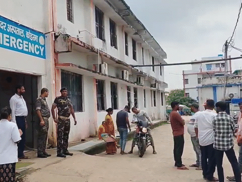 कोडरमा में 16 साल के छात्र ने लगाई फांसी:सुबह मां उठाने गई तो लटकती मिली लाश, परिवार में छाया मातम, 11वीं में करता था पढ़ाई कोडरमा में 16 साल के छात्र ने लगाई फांसी:सुबह मां उठाने गई तो लटकती मिली लाश, परिवार में छाया मातम, 11वीं में करता था पढ़ाई