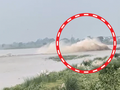 बागपत में यमुना में गैस पाइपलाइन फटी, VIDEO:20 फीट ऊंची लहरें उठीं, नदी में पत्थर टकराया, धमाके से गूंजा इलाका