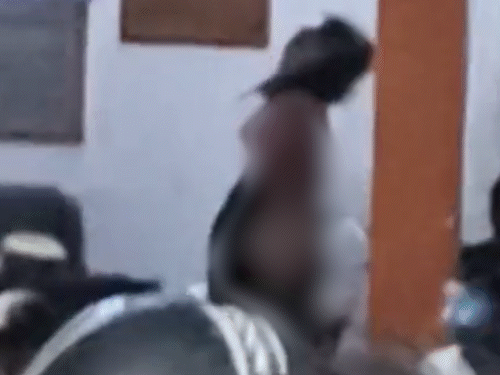 प्रयागराज के थाने में कपड़े उतार किन्नरों का हंगामा:दो पक्षों में मारपीट के बाद पहुंचे थे, हल्ला मचाते हुए तालियां पीटीं