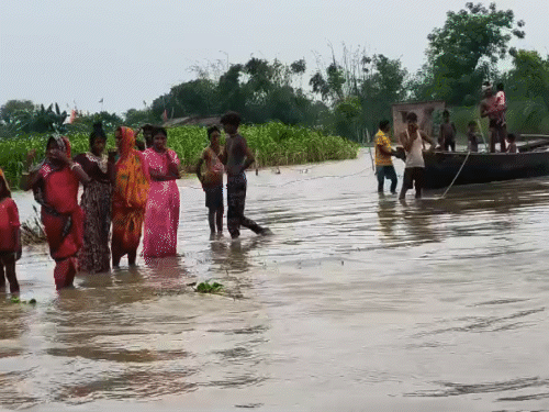 साहिबगंज में बढ़ा गंगा का जलस्तर; 10 हजार लोग प्रभावित:पानी खतरे के निशान से 1.35 मीटर ऊपर, कई इलाकों में बाढ़ से हालात साहिबगंज में बढ़ा गंगा का जलस्तर; 10 हजार लोग प्रभावित:पानी खतरे के निशान से 1.35 मीटर ऊपर, कई इलाकों में बाढ़ से हालात