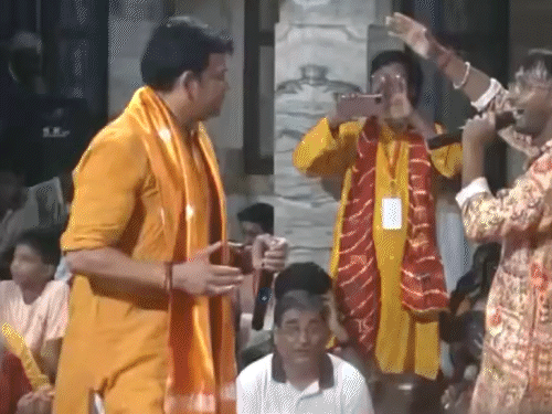 रविकिशन जमकर नाचे, योगी ताली बजाते रहे, VIDEO:गोरखपुर में मनाई जन्माष्टमी, सीएम ने मोर को केला खिलाया रविकिशन जमकर नाचे, योगी ताली बजाते रहे, VIDEO:गोरखपुर में मनाई जन्माष्टमी, सीएम ने मोर को केला खिलाया