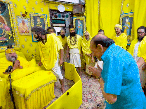 प्रेमानंद महाराज के सामने कागज से नोट बनाया:खिलखिलाकर हंसे, पूछा- ये कैसे किया; बिहार के जादूगर ने एक-एक कर 11 जादू दिखाए प्रेमानंद महाराज के सामने कागज से नोट बनाया:खिलखिलाकर हंसे, पूछा- ये कैसे किया; बिहार के जादूगर ने एक-एक कर 11 जादू दिखाए
