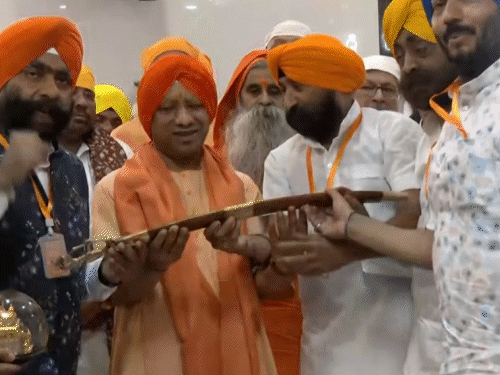 योगी ने म्यान से तलवार निकालकर फोटो खिंचवाई:गोरखपुर में बोले- जब सनातन पर संकट आया, सिखों ने बलिदान दिया योगी ने म्यान से तलवार निकालकर फोटो खिंचवाई:गोरखपुर में बोले- जब सनातन पर संकट आया, सिखों ने बलिदान दिया