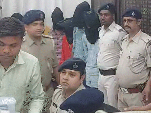 7 बदमाशों ने कलेक्शन एजेंट से लूटे थे 6.36 लाख:4 पर पहले से दर्ज हैं मामले, सभी गिरफ्तार, पीड़ित के दो साथियों ने बदमाशों को दी थी जानकारी 7 बदमाशों ने कलेक्शन एजेंट से लूटे थे 6.36 लाख:4 पर पहले से दर्ज हैं मामले, सभी गिरफ्तार, पीड़ित के दो साथियों ने बदमाशों को दी थी जानकारी