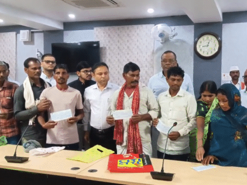 पांच कांवड़ियों की मौत के बाद आश्रितों को सौंपा चेक:बेटे की मौत का मुआवजा लेते वक्त गिरी मां, DM ने उठाया; दो दिन पहले हुआ था हादसा पांच कांवड़ियों की मौत के बाद आश्रितों को सौंपा चेक:बेटे की मौत का मुआवजा लेते वक्त गिरी मां, DM ने उठाया; दो दिन पहले हुआ था हादसा