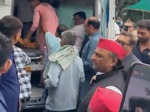 अखिलेश ने खून से लथपथ पति-पत्नी, बेटी को अस्पताल भिजवाया:इटावा जा रहे थे, एक्सीडेंट देखकर काफिला रुकवाया