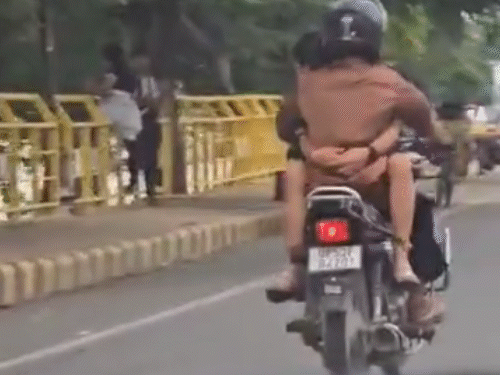 गर्लफ्रेंड को गोद में बैठाकर गोरखपुर में बाइक दौड़ाई, VIDEO:रामगढ़ताल रोड पर एक-दूसरे से लिपटे रहे; पुलिस ने 2500 का चालान काटा