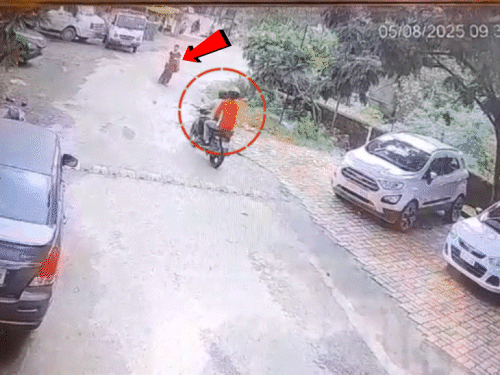 जमशेदपुर में दिनदहाड़े चेन स्नैचिंग, CCTV में कैद हुई वारदात:महिला से 14 ग्राम सोने की चेन लूटी, बाजार से लौटते वक्त हुई वारदात