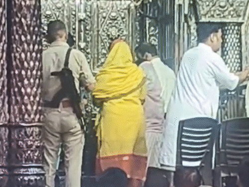 बांके बिहारी मंदिर में AK-47 लेकर पहुंचा पुलिसकर्मी:गर्भगृह के बाहर VIP गेस्ट के लिए कुर्सियां लगी, फोटो- VIDEO भी बनवाया बांके बिहारी मंदिर में AK-47 लेकर पहुंचा पुलिसकर्मी:गर्भगृह के बाहर VIP गेस्ट के लिए कुर्सियां लगी, फोटो- VIDEO भी बनवाया
