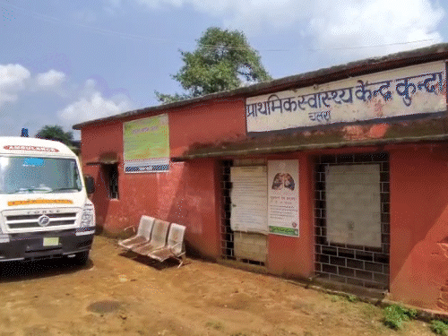 प्रसव पीड़ा में तड़पती रही; घर नहीं पहुंचा एंबुलेंस:चतरा में खाट ही बना सहारा, 3 किमी तक परिजनों ने कांधे पर ढोया प्रसव पीड़ा में तड़पती रही; घर नहीं पहुंचा एंबुलेंस:चतरा में खाट ही बना सहारा, 3 किमी तक परिजनों ने कांधे पर ढोया
