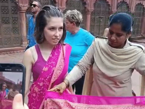 आगरा में विदेशी महिला पर्यटकों की साड़ी खुली:महिला सिपाही ने साड़ी बांधी, पर्यटक बोलीं- इट्स अमेजिंग ड्रेस