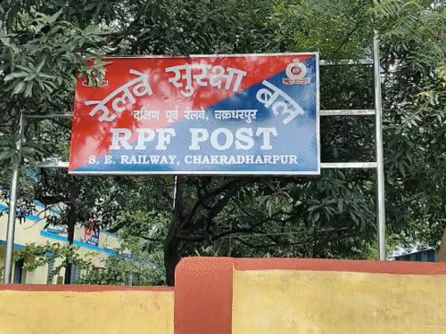 चक्रधरपुर रेलवे स्टेशन से तीन नाबालिग बच्चियां बरामद:स्कूल ड्रेस में मिलीं बच्चियां, बेंगलुरु-पश्चिम बंगाल भेजने की थी योजना चक्रधरपुर रेलवे स्टेशन से तीन नाबालिग बच्चियां बरामद:स्कूल ड्रेस में मिलीं बच्चियां, बेंगलुरु-पश्चिम बंगाल भेजने की थी योजना