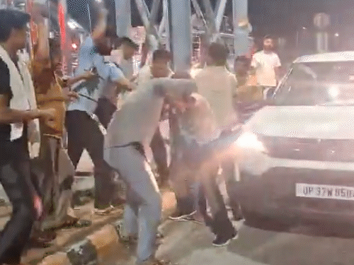 मेरठ में सेना के जवान को बांधकर पीटा, VIDEO:टोलकर्मियों ने लात-घूसे और डंडे बरसाए, ड्यूटी जॉइन करने कश्मीर जा रहे थे