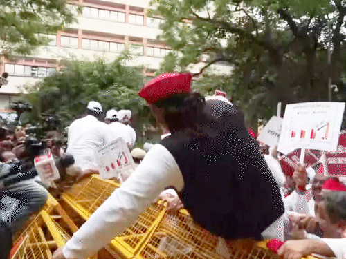 अखिलेश ने दिल्ली में बैरिकेडिंग फांदी, VIDEO:शिवपाल की शाबाशी- रुकना नहीं, टकराना है; डिंपल बोलीं- यूपी में बूथ कैप्चरिंग भी हुई