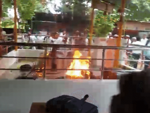 वाराणसी में तहसील में बुजुर्ग ने खुद को आग लगाई:जमीन का केस हार गया था, पुलिसकर्मी ने कपड़ा-मिट्टी डालकर बुझाया वाराणसी में तहसील में बुजुर्ग ने खुद को आग लगाई:जमीन का केस हार गया था, पुलिसकर्मी ने कपड़ा-मिट्टी डालकर बुझाया