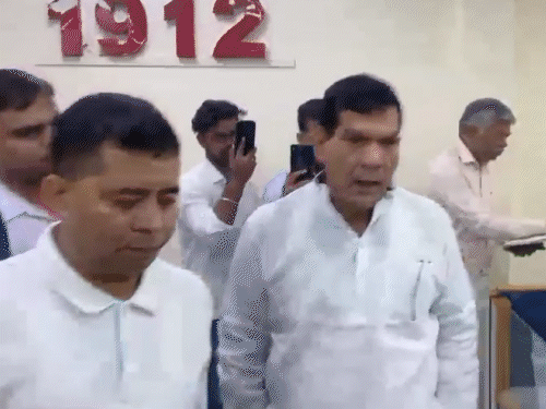 यूपी में बिजली की 33 हजार शिकायतें रोजाना:जर्जर तार, मीटर जैसी 3 साल पुरानी शिकायतें भी सॉल्व नहीं हुई यूपी में बिजली की 33 हजार शिकायतें रोजाना:जर्जर तार, मीटर जैसी 3 साल पुरानी शिकायतें भी सॉल्व नहीं हुई